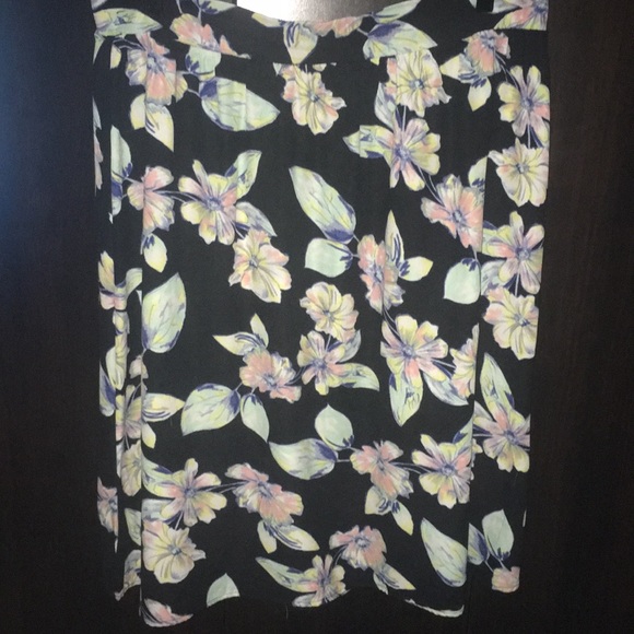 Black floral skirt - Picture 2 of 2